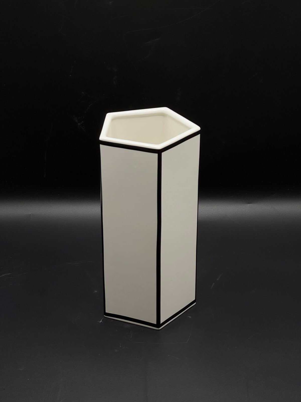 Vase hexagonal en céramique – Image 1