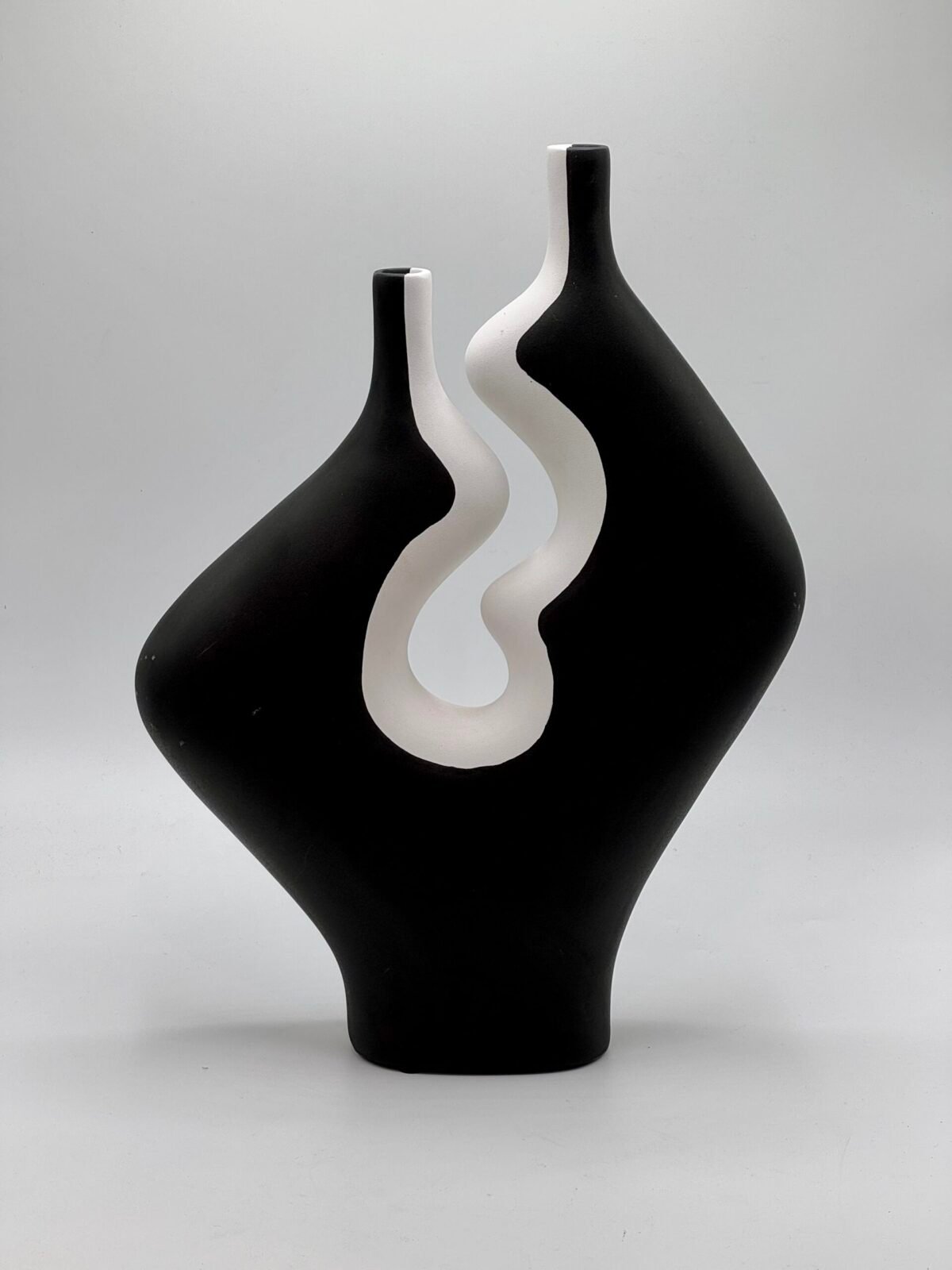 VASE EN CERAMIQUE NOIR – Image 1