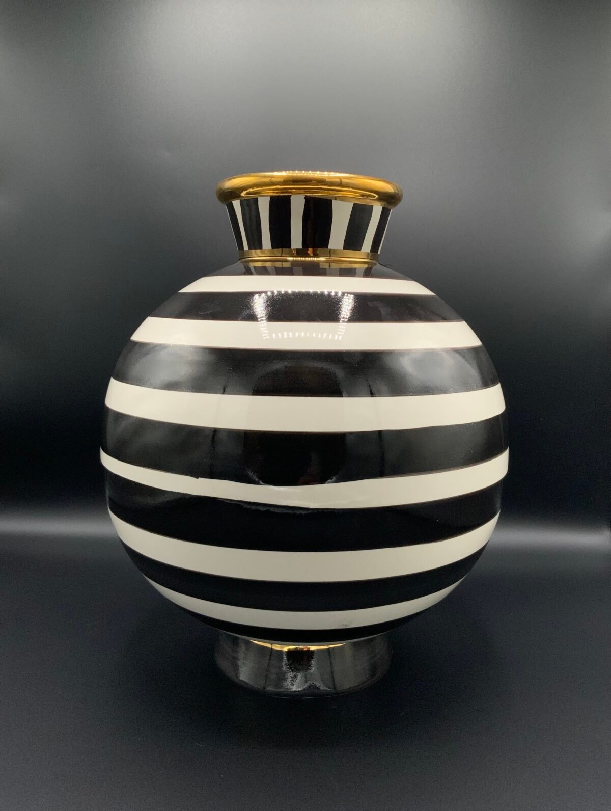 Vase céremique rayée noir et blanc – Image 1