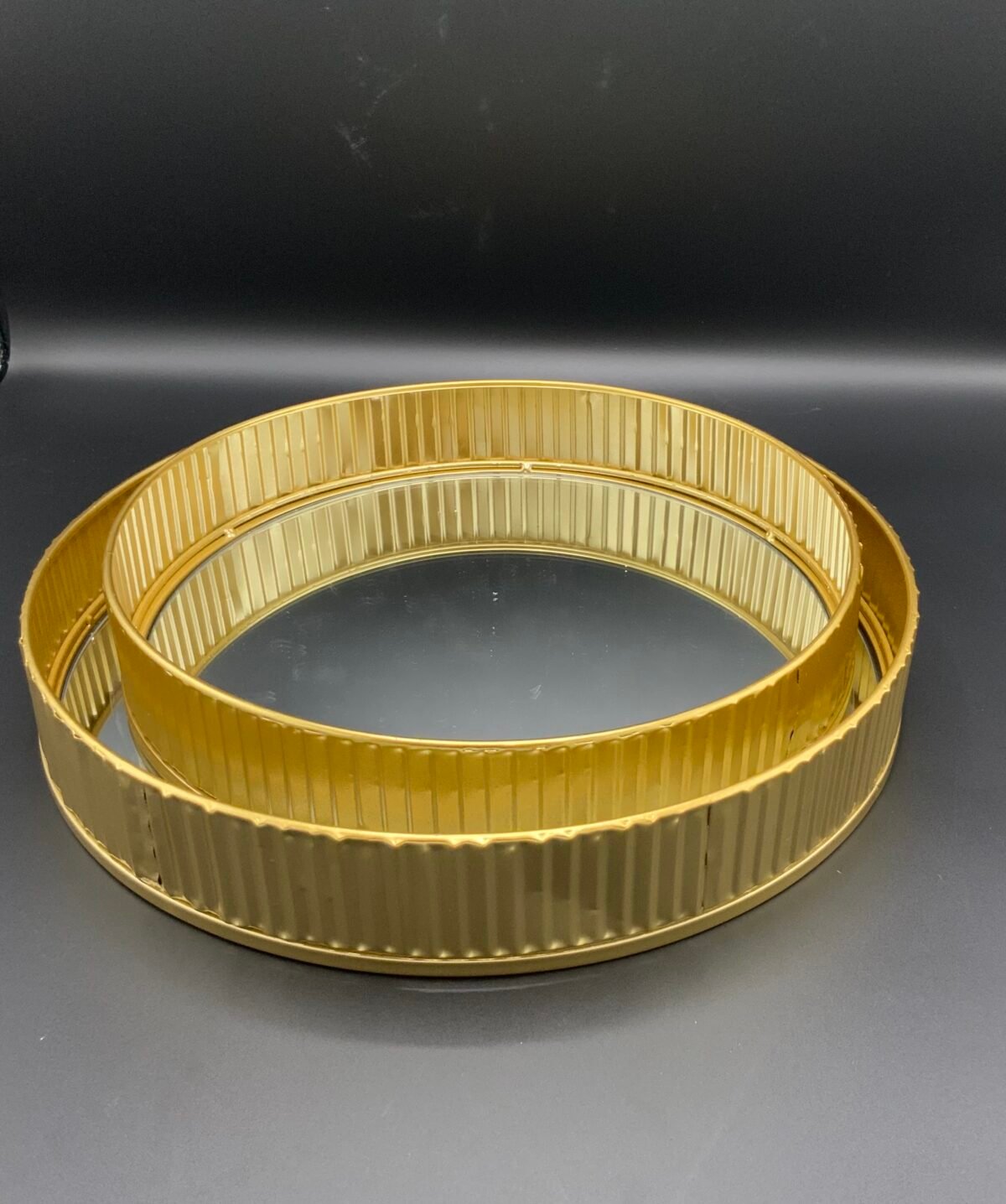 Plateaux Ronds Dorés avec Fond Miroir – Image 1