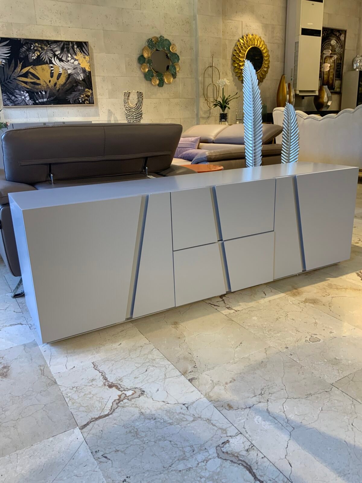 Buffet au design moderne et sculptural – Image 1